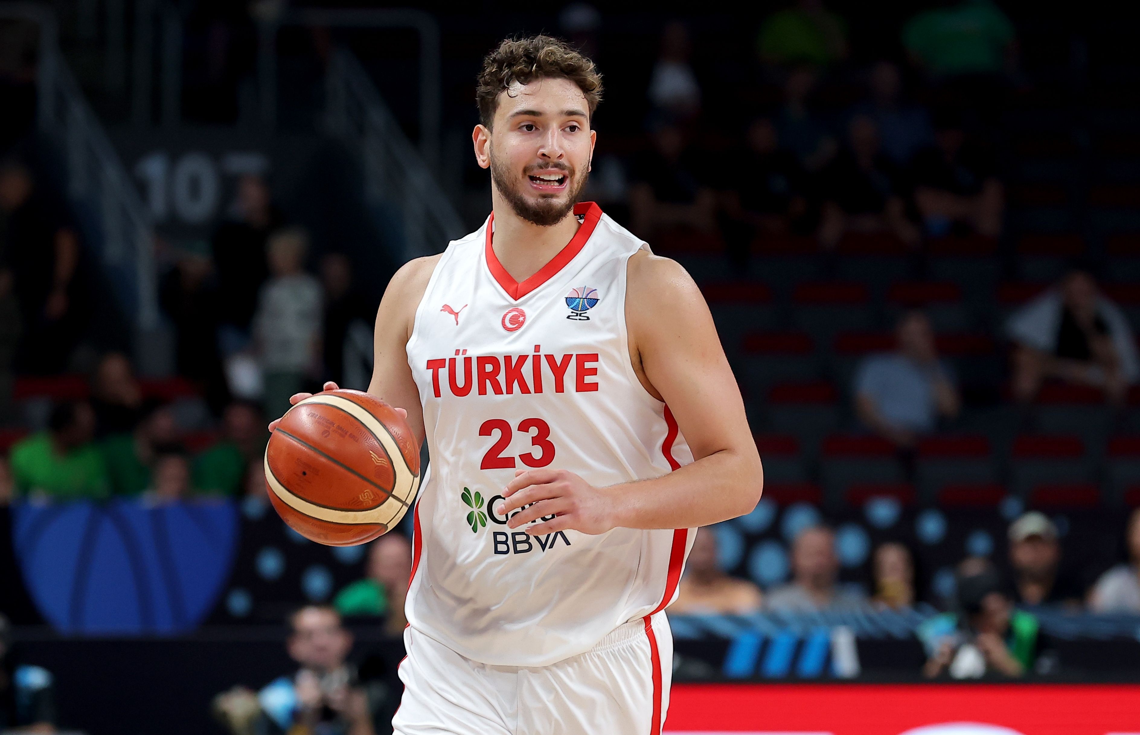 起飛！沉金在7場(chǎng)比賽 7次勝利和7次中贏得了一場(chǎng)比賽 他在歐洲錦標(biāo)賽中場(chǎng)均21.6+10.9+7.1